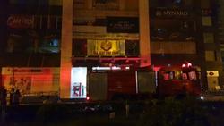 Hà Nội: Lính cứu hỏa phá cửa kính dập tắt đám cháy tại khu chung cư trong đêm