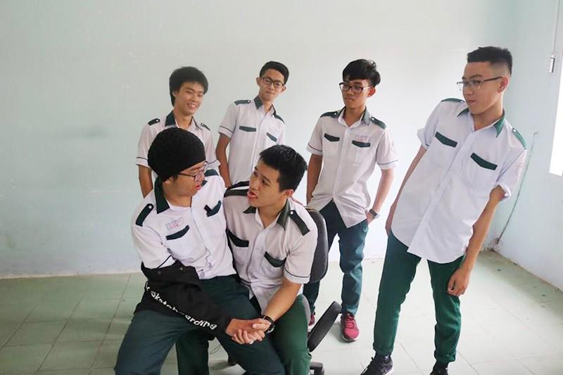 Chỉ làm chơi, parody Haru Haru đúng chất nhất quỷ nhì ma của nhóm nam sinh cán mốc hơn 1,3 triệu lượt xem-2