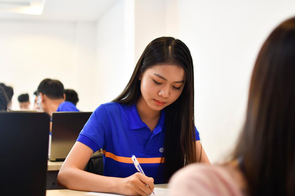 Hoa hậu Việt đăng quang năm 2018: Người phủ sóng truyền thông, kẻ lặn mất tăm khỏi showbiz-16