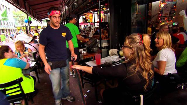 Không chỉ Việt Nam mới có quán chửi, tại Mỹ cũng có một nơi vừa ăn vừa chửi nhau-3