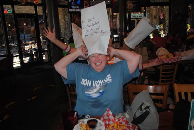 Không chỉ Việt Nam mới có quán chửi, tại Mỹ cũng có một nơi vừa ăn vừa chửi nhau-4