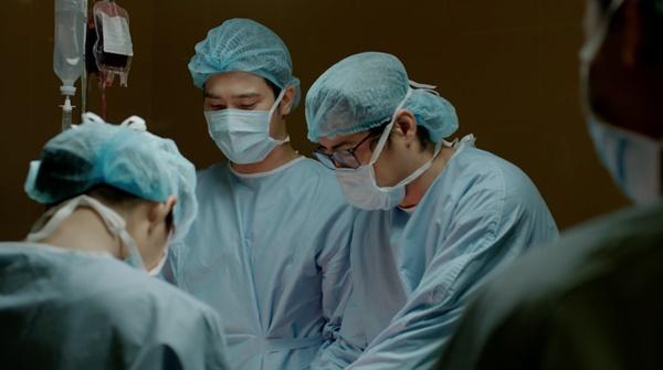 Hậu duệ mặt trời Việt Nam: Bất chấp nguy hiểm, Song Luân bảo vệ Khả Ngân hoàn thành nhiệm vụ cứu người-5