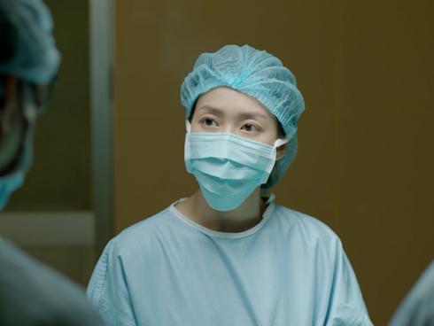 Hậu duệ mặt trời Việt Nam: Ngất ngây với nụ hôn nếm rượu ngọt ngào của Song Luân và Khả Ngân-7