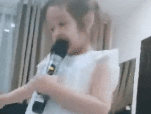 Mới 4 tuổi nhưng công chúa nhỏ của Elly Trần 'bắn' tiếng Anh người lớn còn phải học hỏi