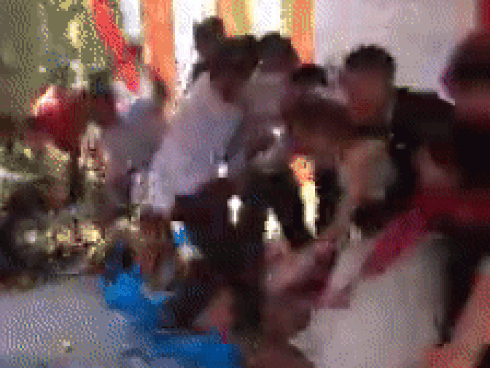 Góc đen đủi: Cô dâu, chú rể hết hồn khi chuẩn bị chụp ảnh cùng quan khách, sân khấu bất ngờ bị sập-1