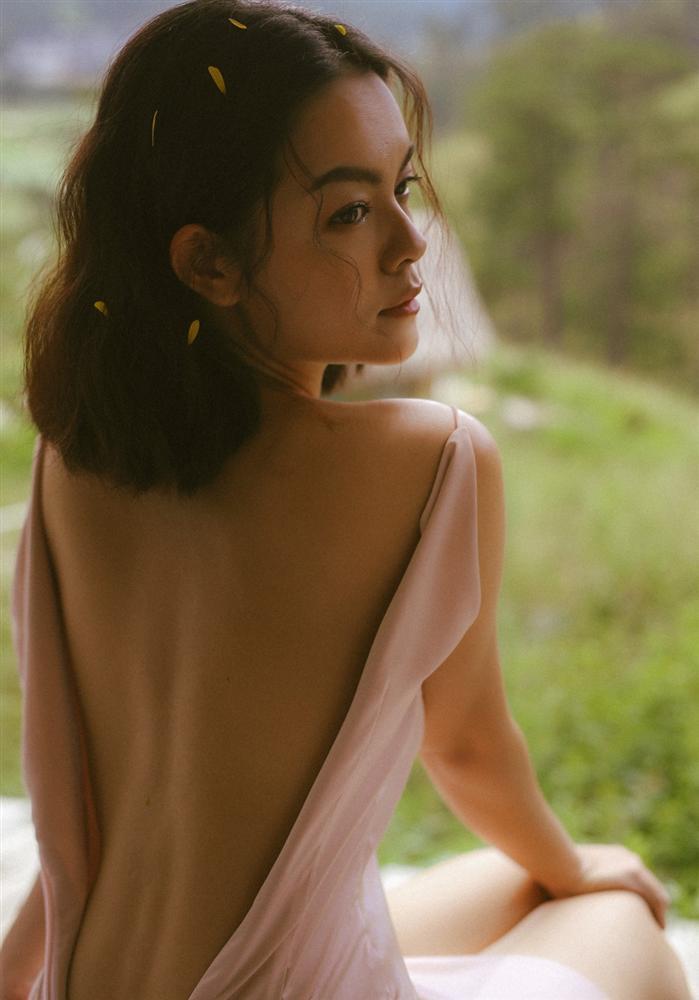 Lúc nào cũng kín cổng cao tường, vậy mà Phạm Quỳnh Anh cũng có lúc sexy không tưởng-4