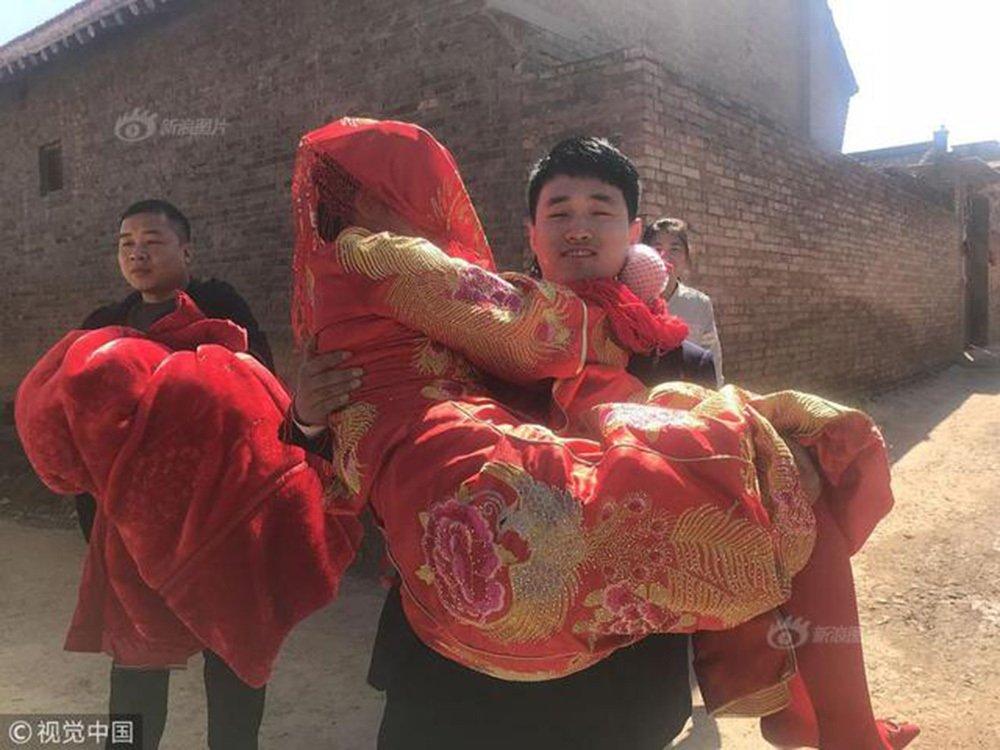 Chỉ với 520 cây kẹo mút đã có được con gái nhà người ta, anh chàng lập kỷ lục với màn cưới vợ không thể lãi hơn-1