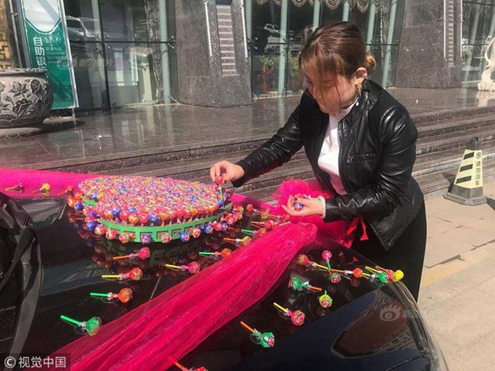 Chỉ với 520 cây kẹo mút đã có được con gái nhà người ta, anh chàng lập kỷ lục với màn cưới vợ không thể lãi hơn-3