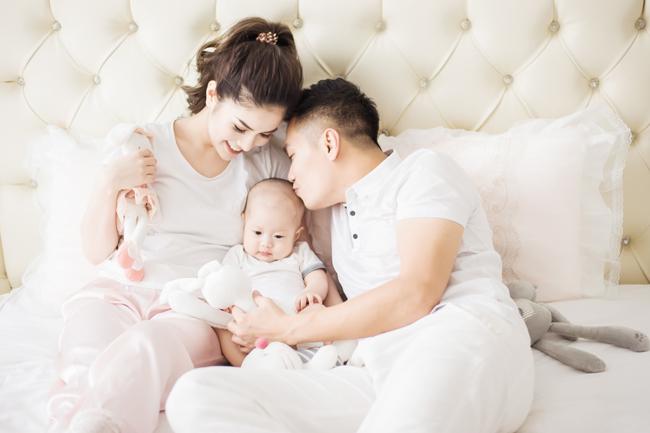 Bỗng nhiên cùng để chế độ độc thân trên Facebook, vợ chồng diễn viên Việt Anh bị nghi rạn nứt-5