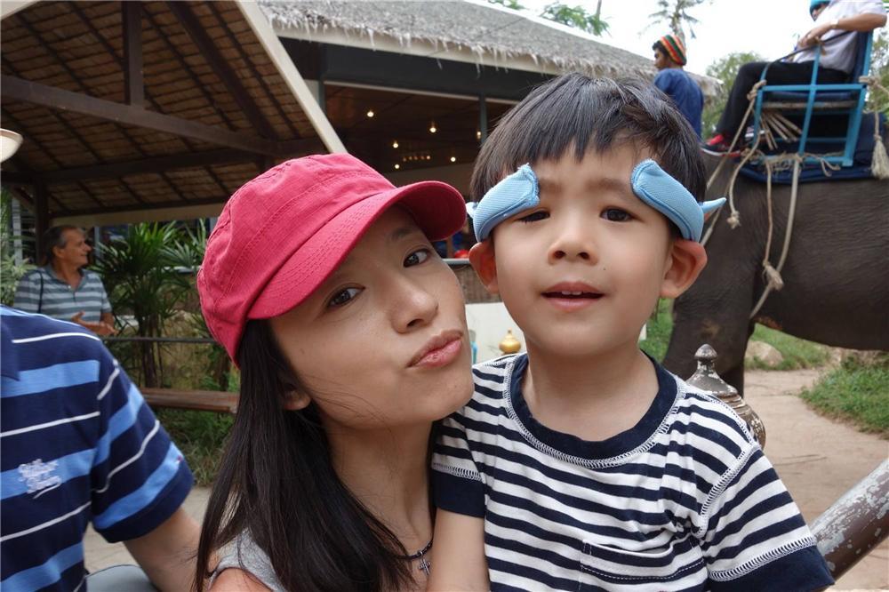 Con trai Hoàng hậu Đổng Khiết ngày càng điển trai, đáng yêu-12