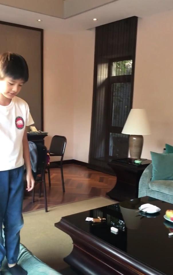 Con trai Hoàng hậu Đổng Khiết ngày càng điển trai, đáng yêu-3