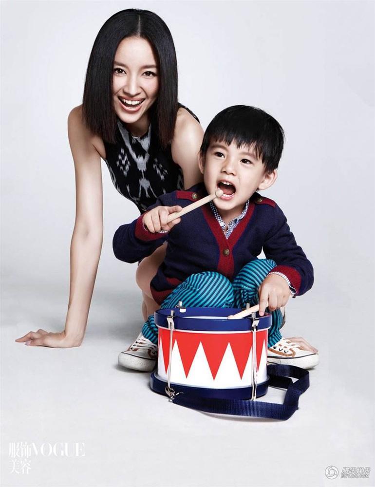 Con trai Hoàng hậu Đổng Khiết ngày càng điển trai, đáng yêu-9