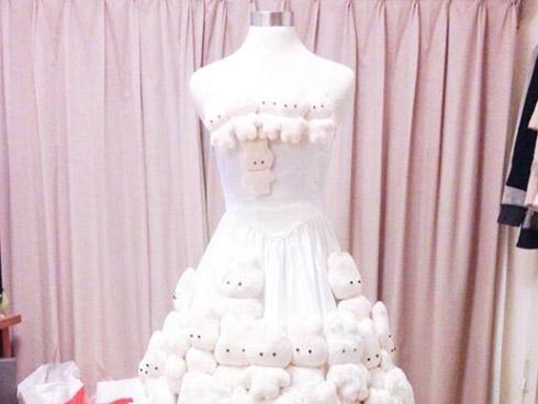 Thấy váy cưới đặt mua 'tầm thường', chú rể dành cả tháng thiết kế rồi gắn gấu bông lên