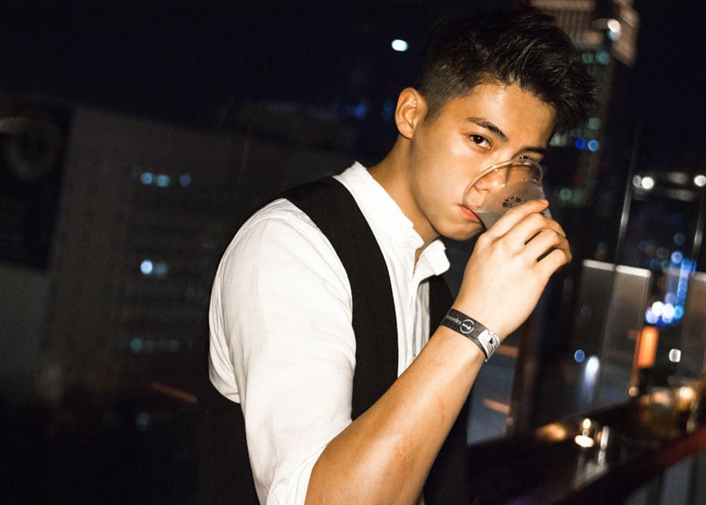 Chủ cửa hàng hoa 6 múi, đẹp trai như tài tử khiến chị em xao xuyến-3