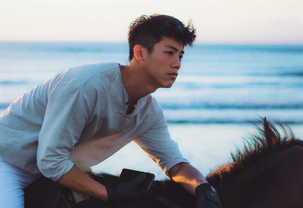 Chủ cửa hàng hoa 6 múi, đẹp trai như tài tử khiến chị em xao xuyến-7