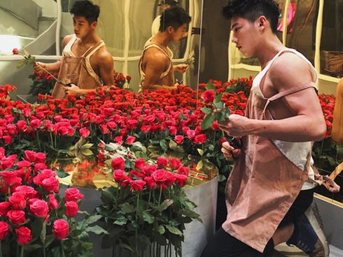 Chủ cửa hàng hoa 6 múi, đẹp trai như tài tử khiến chị em xao xuyến