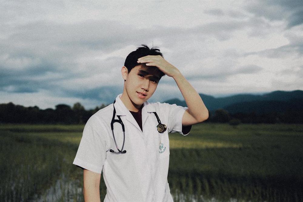 Soái ca trường Y đẹp trai như tài tử, cao 1,81 m-1