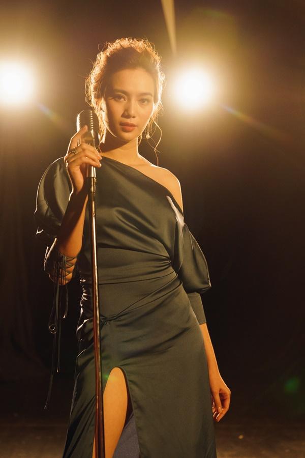 Sau khi đính hôn với bạn trai, Trương Kiều Diễm trở lại với MV đậm mùi bách hợp?-1