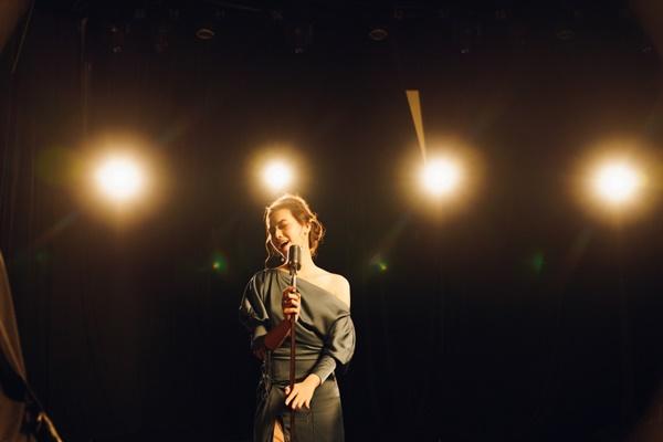 Sau khi đính hôn với bạn trai, Trương Kiều Diễm trở lại với MV đậm mùi bách hợp?-2