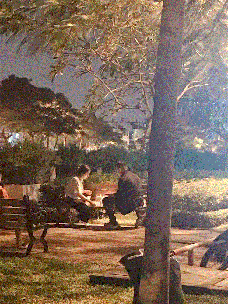 Cô gái tổ chức sinh nhật với bạn trai bên ghế đá, dân FA được ăn bánh gato miễn phí-1