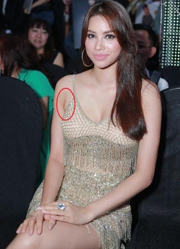 Giữa tin đồn ở ẩn vì mang bầu, Phạm Hương tiếp tục lộ vòng 2 phình to bất thường-7