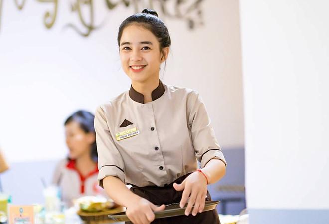 Khách hàng quay lén nữ phục vụ xinh đẹp ở Hải Phòng-1