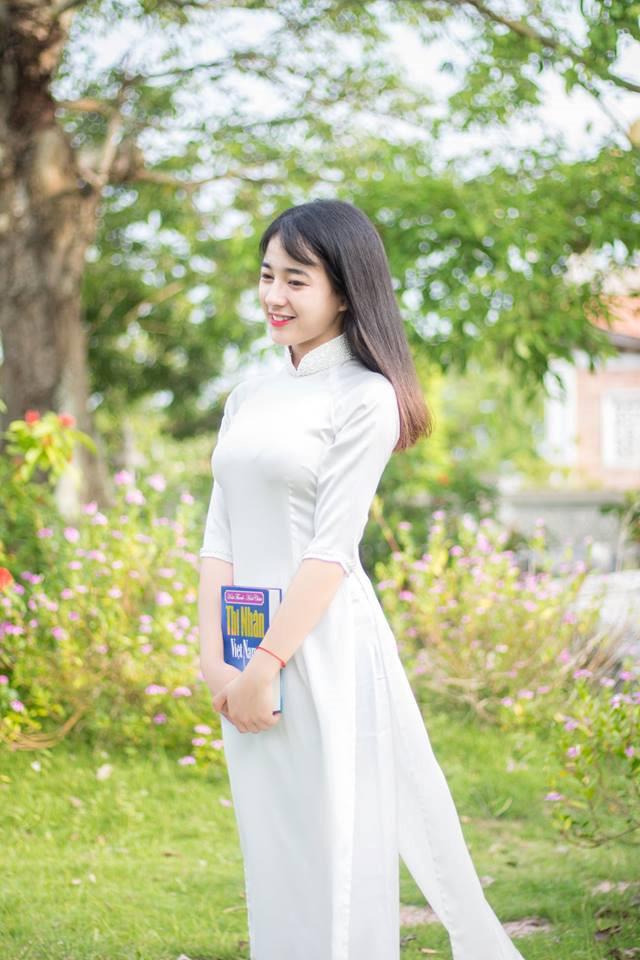 Khách hàng quay lén nữ phục vụ xinh đẹp ở Hải Phòng-2