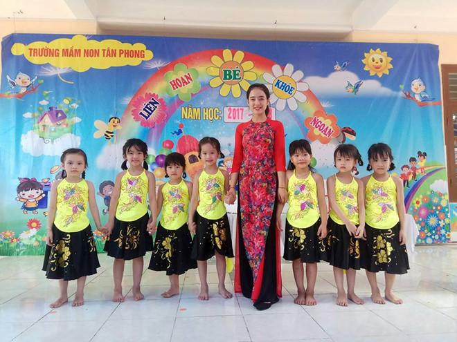 Khách hàng quay lén nữ phục vụ xinh đẹp ở Hải Phòng-4