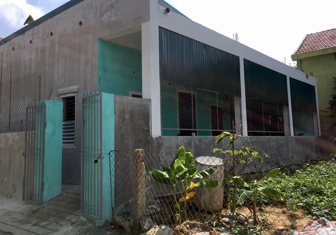 Thi thể bé trai còn nguyên dây rốn trong phòng trọ đóng cửa-1