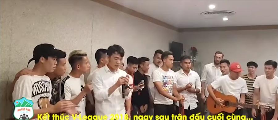 Sky sướng rơn khi nghe Xuân Trường và đồng đội cover hit của Sơn Tùng M-TP-1