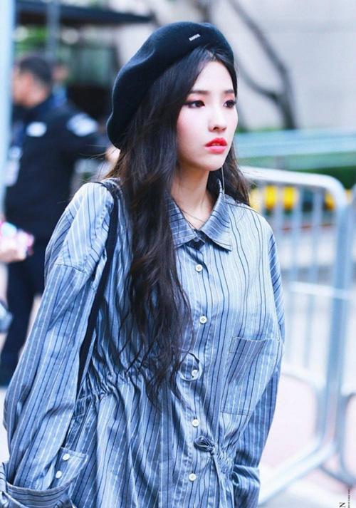 Mũ beret cổ điển phủ sóng tủ đồ sao Hàn mùa thu 2018-3