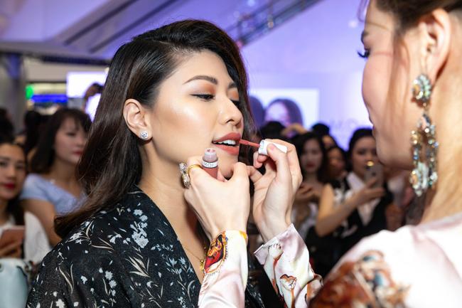 Ai thích đồn giải tán cứ đồn, Kim Lý vẫn tháp tùng Hà Hồ đi event với nụ cười viên mãn-6