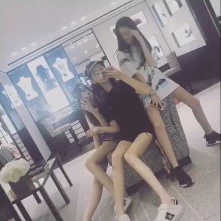 Con gái hở hàm ếch của Vương Phi - Lý Á Bằng khoe cuộc sống sướng từ trong trứng-3