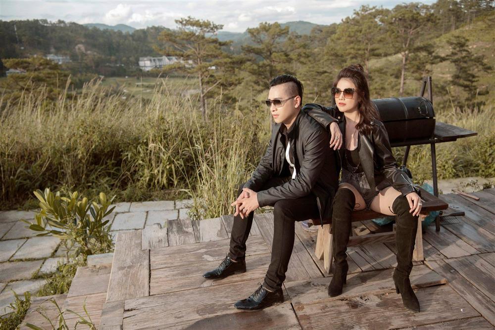 Sau cuộc ly hôn đình đám, chị gái Ngọc Trinh kết hôn lần 2 với nam ca sĩ Tiêu Quang vào 27/10-8