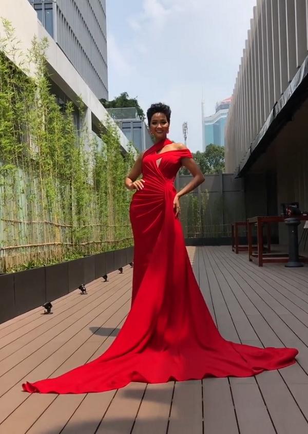 Catwalk chơi mà đã ấn tượng, fan yên tâm về kỹ năng trình diễn cứng cựa của HHen Niê tại Miss Universe 2018-4