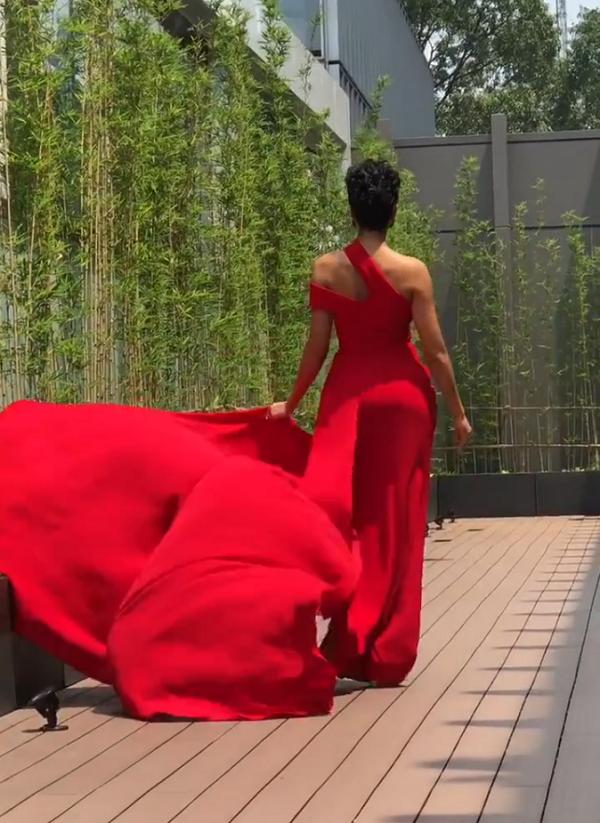 Catwalk chơi mà đã ấn tượng, fan yên tâm về kỹ năng trình diễn cứng cựa của HHen Niê tại Miss Universe 2018-6