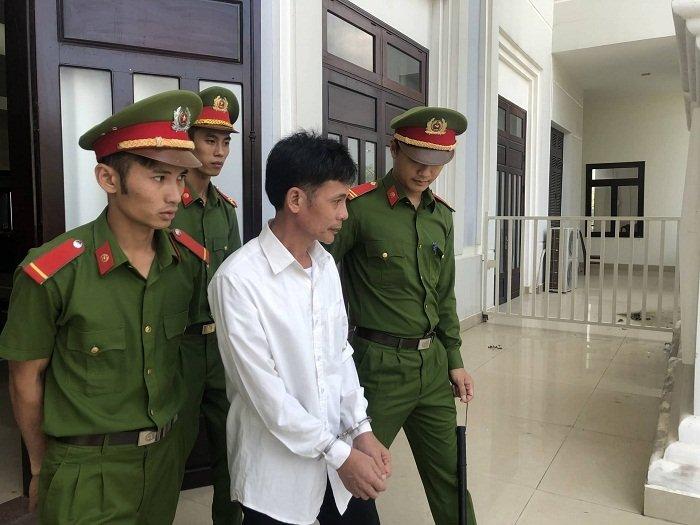 Bị tát dập môi, cha đâm 2 con gái trọng thương-1