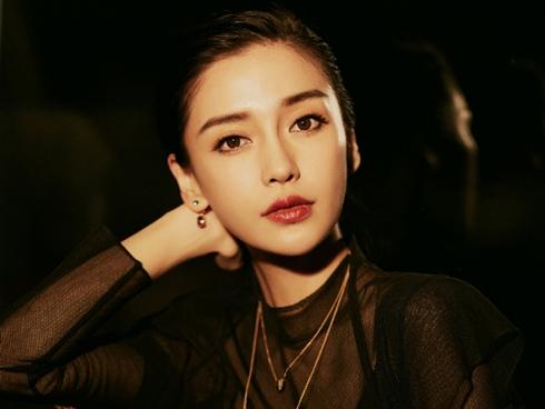 Angela Baby gặp sự cố tuột váy vì vóc dáng gầy gò-4