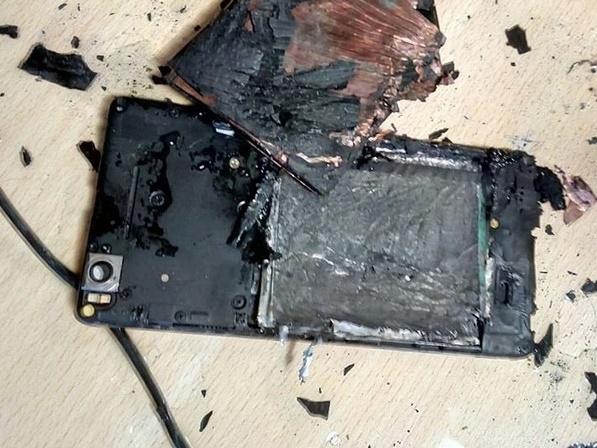 Hãi hùng bé trai 13 tuổi ở Nghệ An bị cắt cụt bàn tay do vừa sạc pin vừa dùng điện thoại-2