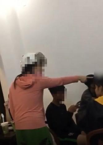 Bắt gặp con gái ngồi quán trà sữa, bà mẹ mắng chửi, cầm ghế xông vào dọa đánh bạn của con-2