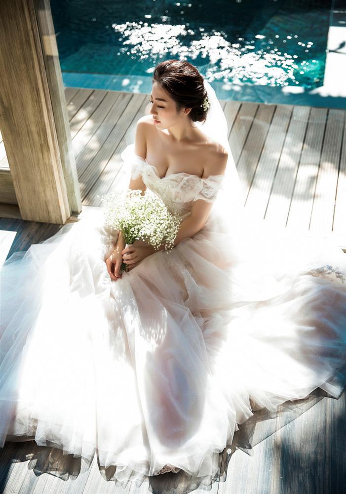 Ngoài Sĩ Thanh Oh my chuối, chưa cô dâu nào dám chơi trội biến bodysuit xuyên thấu thành váy cưới-8