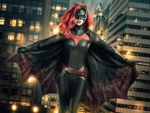 Hé lộ tạo hình của nữ siêu anh hùng đồng tính đầu tiên