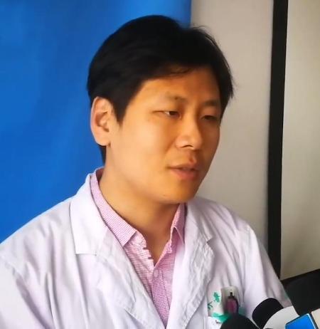 Bắt hơn 50 con giòi từ vết thương mưng mủ của cụ bà 97 tuổi-3