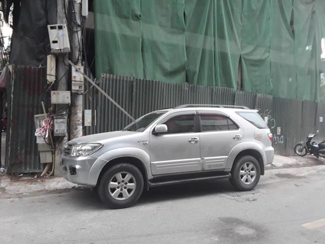 Thanh sắt công trình rơi từ trên cao, xuyên thủng ôtô 7 chỗ-1