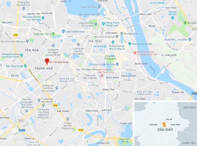 Thanh sắt công trình rơi từ trên cao, xuyên thủng ôtô 7 chỗ-2