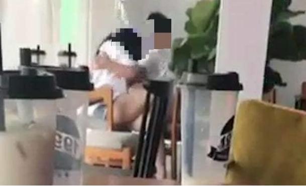 Đôi nam nữ học sinh cấp 3 giữa trung tâm Hà Nội diễn cảnh nóng hơn 2 tiếng trong cửa hàng tiện ích-2