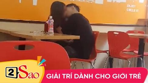 Cặp học sinh cấp 3 làm chuyện người lớn 2 tiếng trong cửa hàng