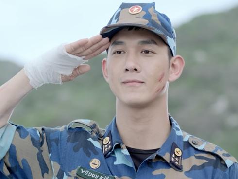 Cảnh lao xe xuống vực kinh điển trong Hậu duệ mặt trời được Khả Ngân thực hiện như thế nào?-5