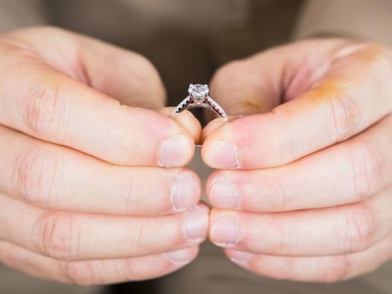 Cuộc tình ngã ngũ khi bố chồng tỏ tình với con dâu tương lai