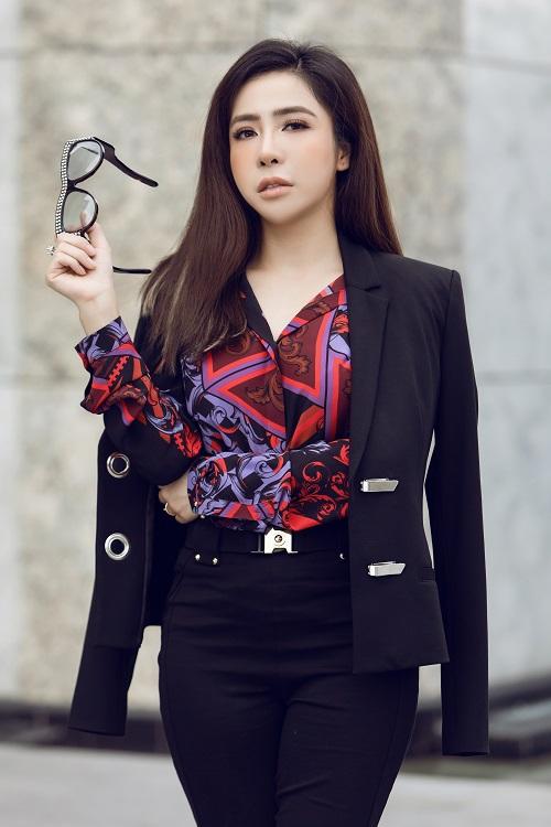 Mai Diệu Linh khoe nét thanh lịch với đồ hiệu Versace-6